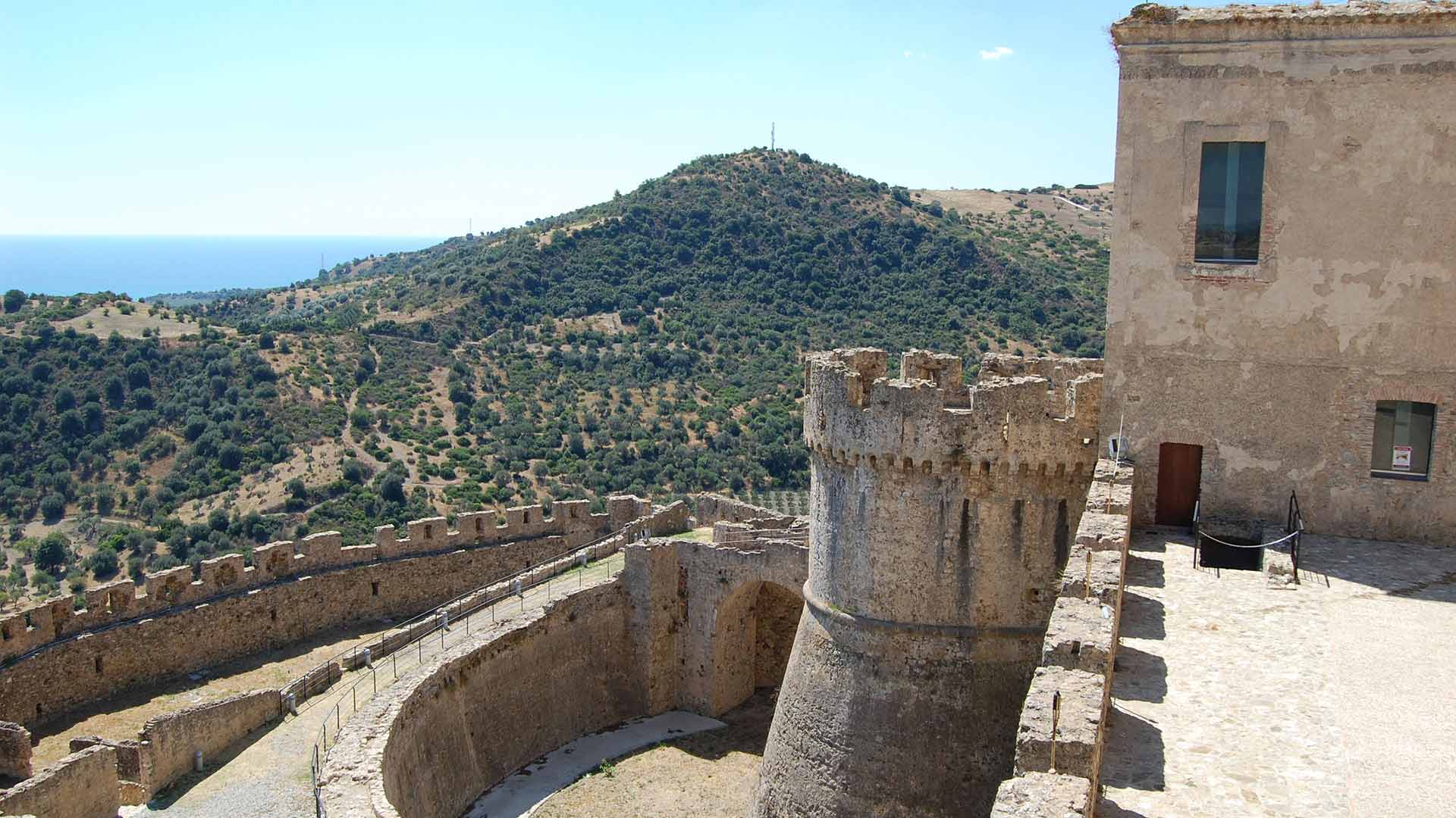 Castello Svevo di Rocca Imperiale - Vista della torre sud-est da Piazza d'Armi