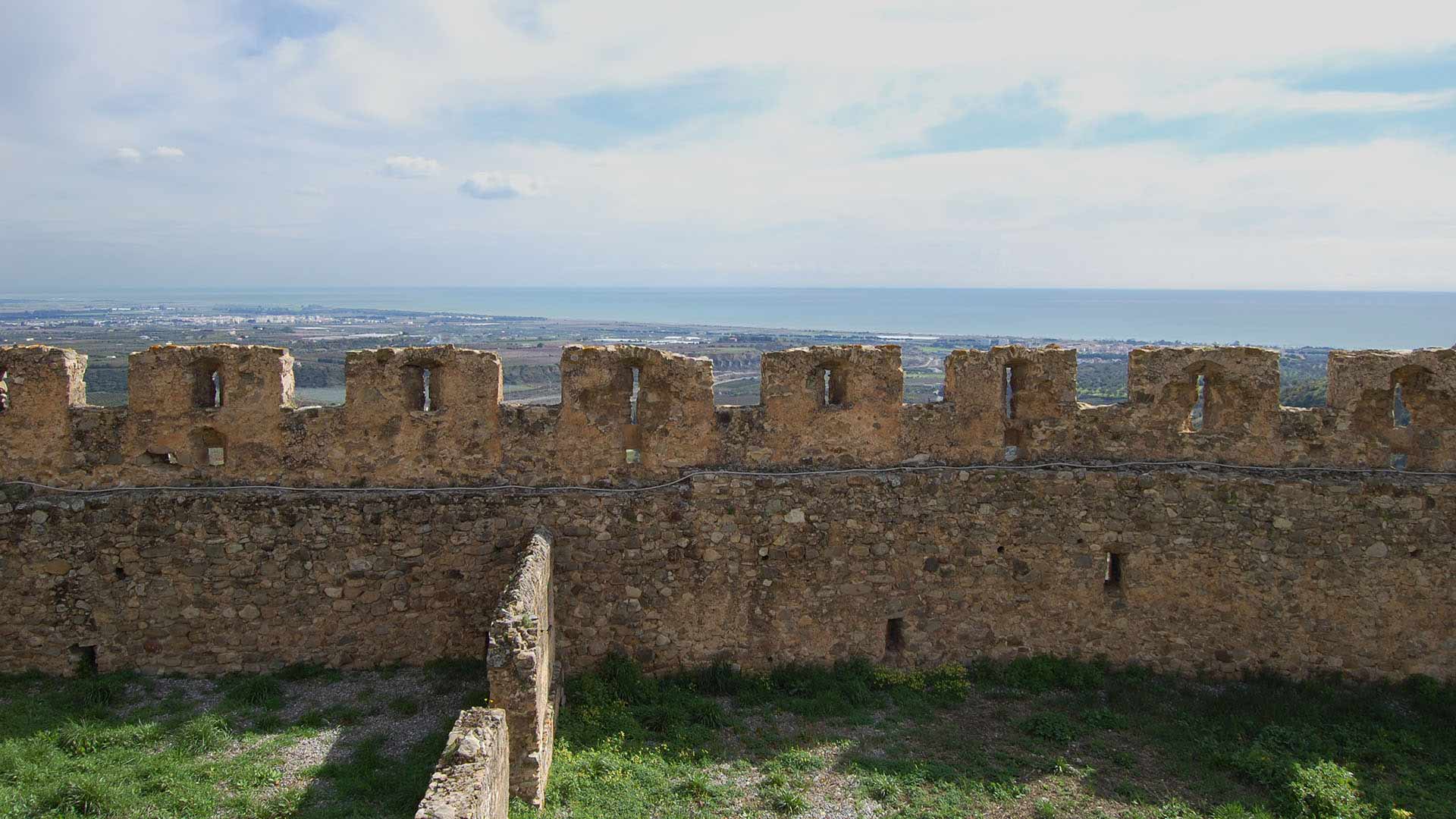 Castello Svevo di Rocca Imperiale - muro di cinta
