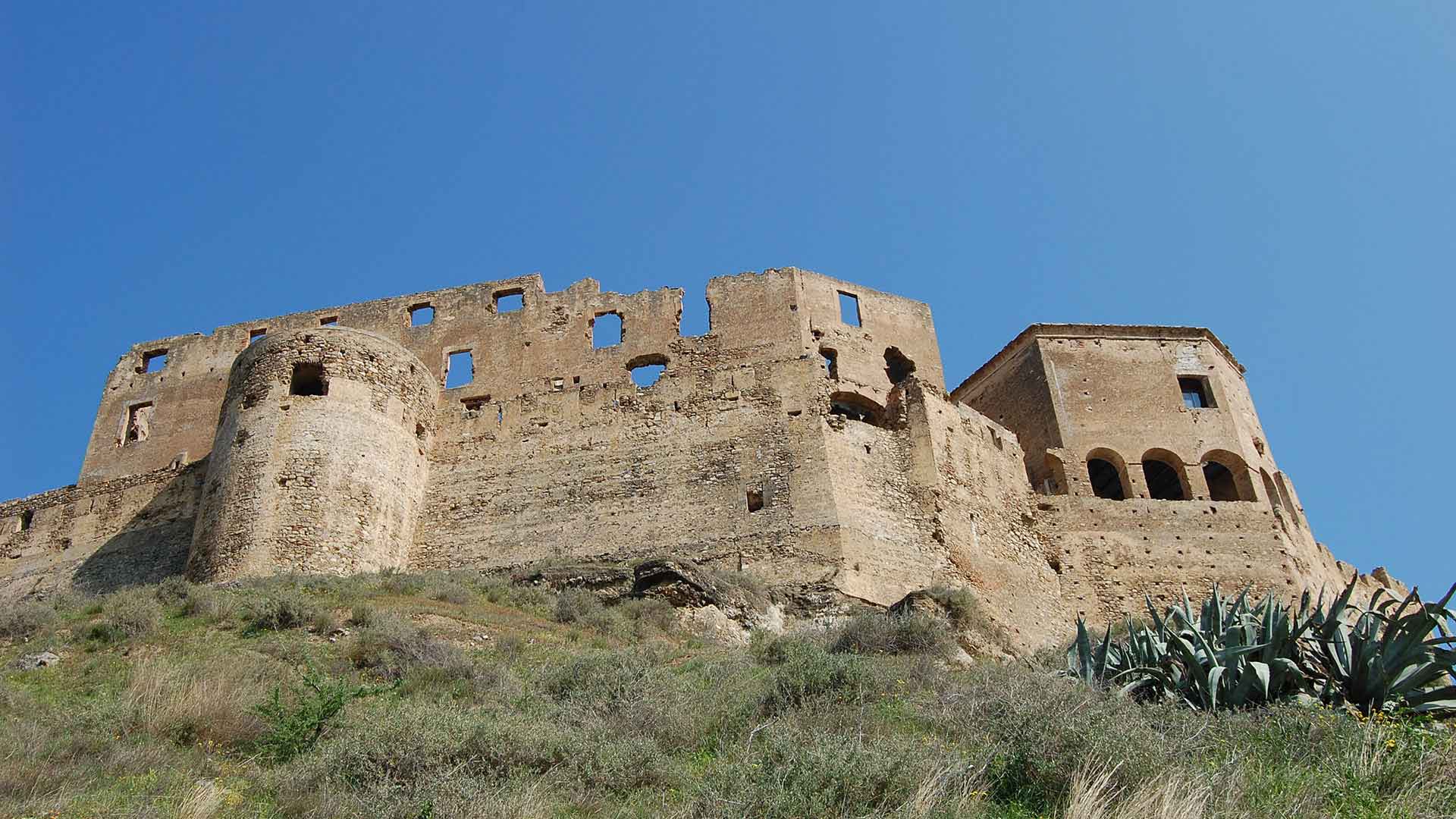 Castello Svevo di Rocca Imperiale - prospettiva dal basso